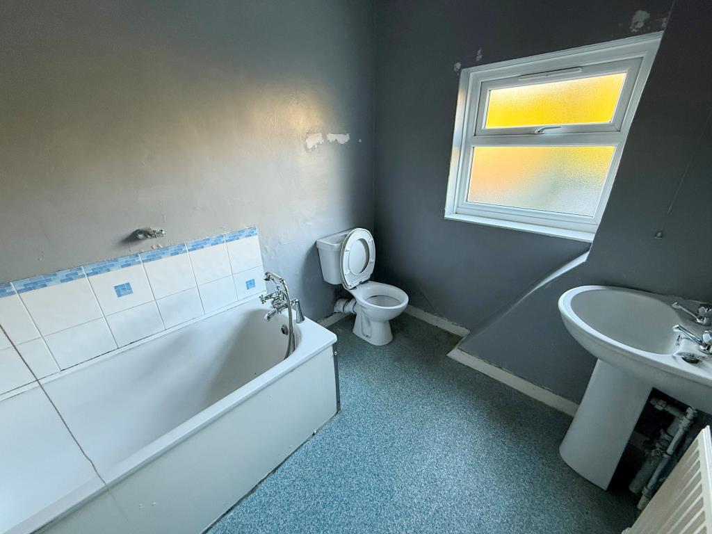 Lot: 67 - HOUSE IN NEED OF IMPROVEMENT - Bathroom with W.C.